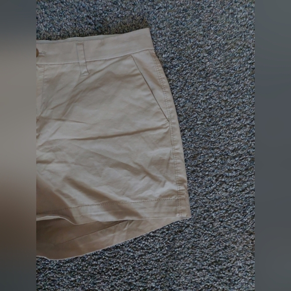 Old Navy Khaki Everyday Shorts Sz 6 Casual Minimalist Outdoors - Picture 3 of 6